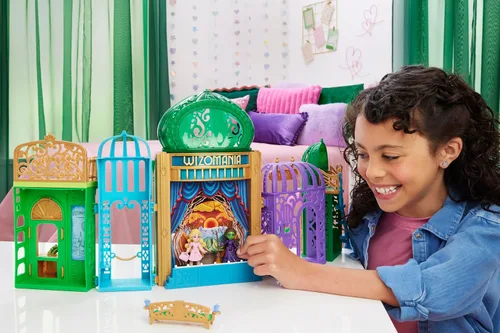 Miniatura 2 de Mattel Universal Pictures' Wicked Emerald City Playset con muñecas pequeñas Glinda y Elphaba, 5 espacios de juego y 15 accesorios, inspirado