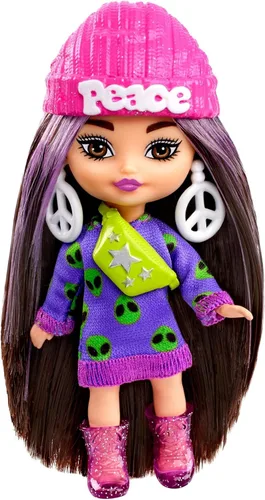 Barbie Muñeca extra Mini Minis con pelo moreno, vestido de suéter de alienígena y accesorios temáticos de signo de paz y soporte, 3.25 pulgadas