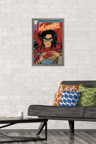 Miniatura 2 de Trends International Marvel Ms. Marvel - Póster de pared de cómic, 22.4 pulgadas de largo x 14.7 pulgadas, versión enmarcada en madera de granero