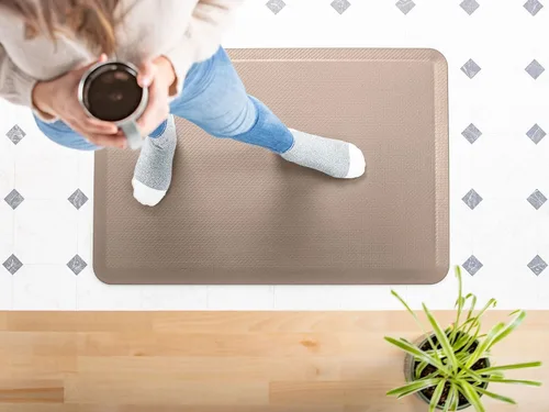 WeatherTech ComfortMat, 24 x 36 pulgadas Antifatiga Comfort Mat, patrón de fibra de carbono, marrón Beige Bronceado