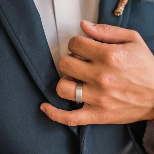 Miniatura 4 de 4 anillos de acero inoxidable para hombres, dorado, plateado, azul, negro, para hombres y mujeres, diseño fresco y simple, perfecto para compromiso