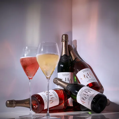 Miniatura 3 de Thomson & Scott Noughty - Paquete de celebración de vino espumoso, 1 rosado + 1 chardonnay, champán espumoso sin alcohol, vino sin alcohol, ligero