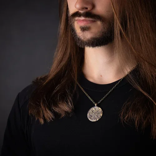 Miniatura 3 de Baldur Jewelry Collar de brújula Vegvisir con textura martillada a mano hecha a mano Colgante de latón Cadena de 22 pulgadas Joyería vikinga