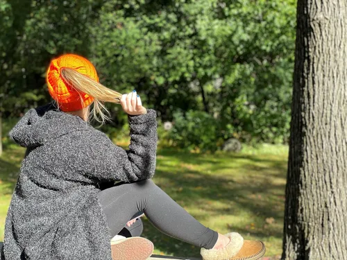 Miniatura 2 de Funky Junque Exclusives BeanieTail - Gorro para mujer, diseño de cola de caballo, ideal para día de cabello despeinado