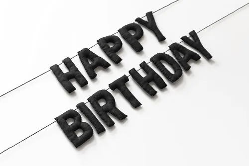 Cartel de tela de fieltro de feliz cumpleaños | Guirnalda negra | Decoración reutilizable | Elegante suministro para fiestas festivas (negro)