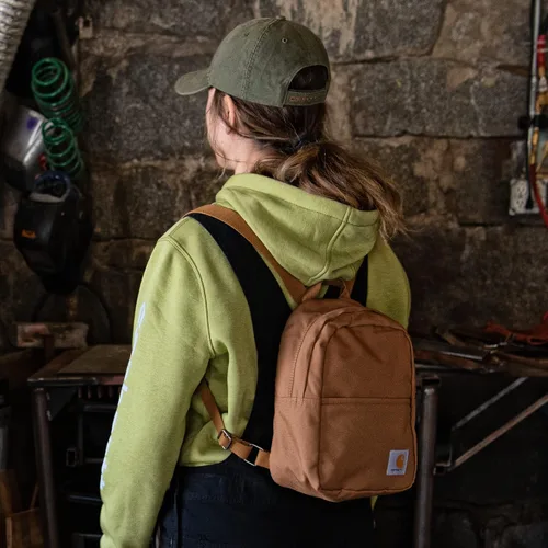 Miniatura 6 de Carhartt Mini mochila clásica, duradera, resistente al agua con correas ajustables para el hombro, color vino