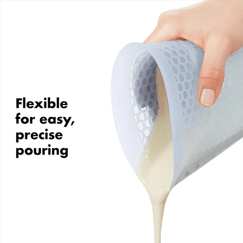 Miniatura 5 de 1 taza de medir de silicón para exprimir y verter, con patrón Stay-Cool, de la marca Oxo Good Grips, Transparente