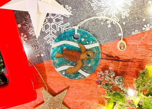 Miniatura 2 de Adorno de tortuga marina para bebé - Vidrio fundido hecho a mano, decoración colgante de 2.5 pulgadas para ventanas, árbol de Navidad, colgante