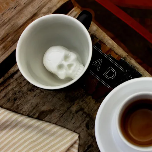 Miniatura 6 de Creature Cups Taza de cerámica SKULL (11 onzas, exterior negro) - Taza oculta con criatura 3D que emerge mientras bebes - Taza espeluznante de Cráneo