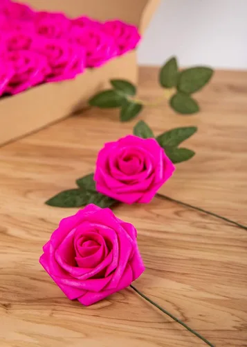 Miniatura 5 de 50 rosas artificiales de espuma de color rosa intenso, rosas falsas de aspecto real con tallos y hojas para decoración del hogar, fiestas, jardín