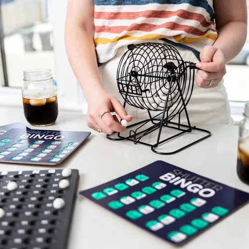 Miniatura 4 de Royal Bingo Supplies Juego de Bingo para Adultos, Personas Mayores y Familia - Pelotas de Bingo con Jaula y Tarjetas de Bingo con Ventanas