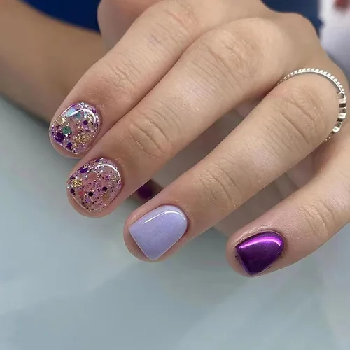 Uñas postizas cortas cuadradas SWEKKE pequeñas, uñas postizas de cobertura completa con pegamento de uñas Aurora púrpura claro brillante pegamento
