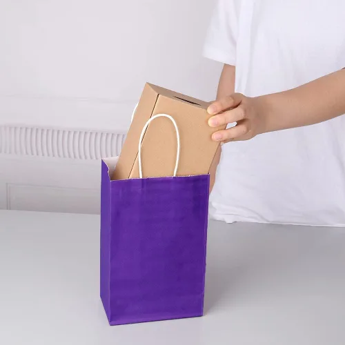 Miniatura 7 de Oikss Paquete de 50 bolsas pequeñas de papel kraft morado de 5.25 x 3.25 x 8.25 pulgadas con asas a granel para cumpleaños, bodas, fiestas, Púrpura