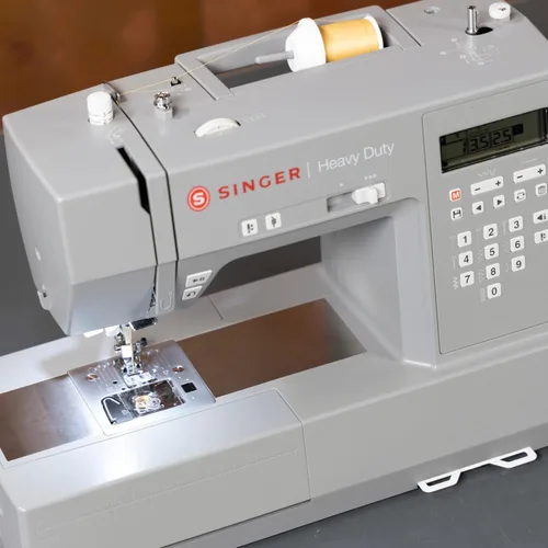 Miniatura 9 de SINGER Máquina de coser computarizada resistente 6700C con kit de accesorios Motor fuerte con potencia de perforación mejorada, 411 aplicaciones