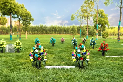 Miniatura 4 de LVXINLI 2 juegos de flores artificiales para cementerios, decoraciones de tumba al aire libre con rosas, hermosos arreglos florales con jarrón