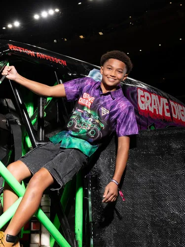 Miniatura 2 de Monster Jam Camisa hawaiana abotonada para toda la familia, diseño Grave Digger, desde niños pequeños hasta adultos