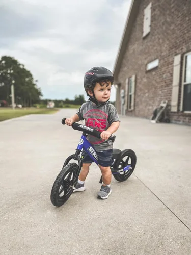 Miniatura 8 de Strider Bicicleta deportiva de 12 pulgadas – Bicicleta de equilibrio sin pedal para niños de 1 a 4 años – Incluye almohadilla de seguridad, asiento