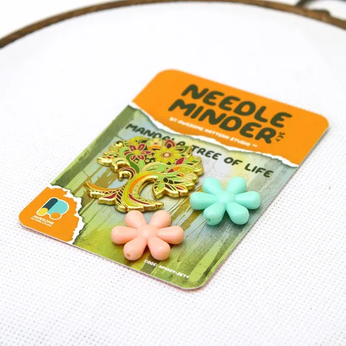 Miniatura 3 de Awesome Pattern Studio Needle Minder Set - Minder de aguja magnética del árbol de la vida + 2 pinzas de aguja. Pin esmaltado para punto de cruz