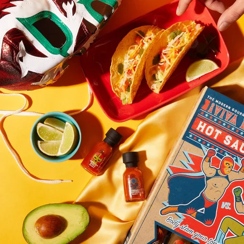 Miniatura 4 de Thoughtfully Gourmet, Luchador Hot Sauce Book Set de regalo, sabores incluyen bourbon ahumado, habanero, ajo del Fuego y más, muestra de salsa