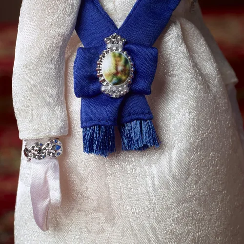 Miniatura 5 de Muñeca Barbie Signature Reina Isabel II Jubileo de Platino con vestido marfil, cinta, corona y guantes, con soporte para muñeca, regalo