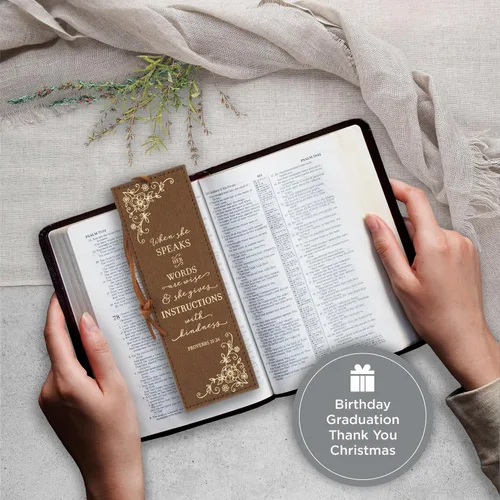 Miniatura 5 de Christian Art Gifts - Marcapáginas premium de piel sintética vegana con escritura bíblica para mujeres: Cuando ella habla - Proverbios 31:26, Marrón