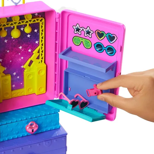 Miniatura 6 de Barbie HDY91 - Juego de viaje extra con 2 figuras exclusivas de cachorros y muñecas, piscina, tobogán, sala de fiestas y accesorios, juguete