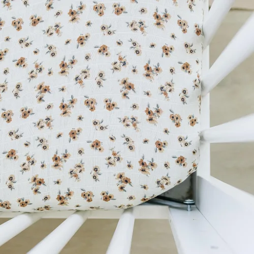 Sábana de cuna de muselina Autumn Bloom de Mebie Baby, sábanas suaves y transpirables para bebés, ropa de cama moderna y neutral para cunas, sábana