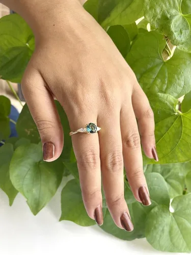 Miniatura 8 de Anillo de compromiso de 3 piedras con topacio azul Londres y diamante blanco de talla redonda y pera, acabado de oro de 14 quilates, anillo