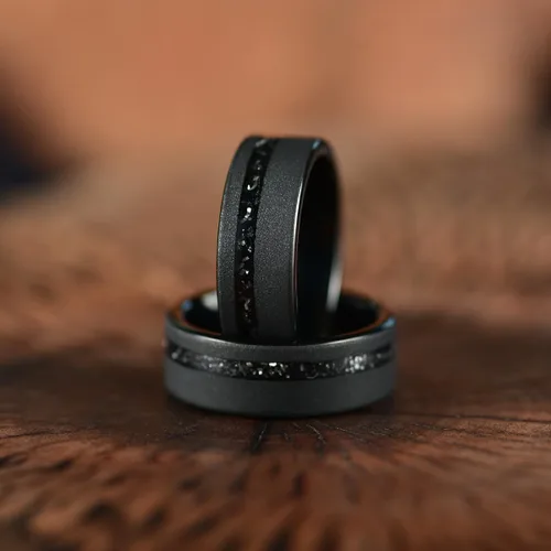 Miniatura 3 de Anillo de boda para hombre, tungsteno de meteorito aplastado, negro, 0.315 in