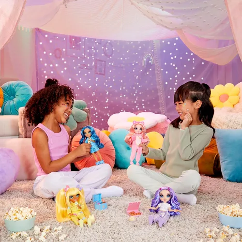 Miniatura 7 de Rainbow High Jr High PJ Party - Skyler, Muñeca de moda posable azul de 9" con enterizo suave, pantuflas, accesorios de juego divertidos, gran