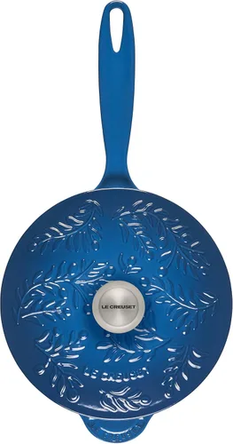 Miniatura 3 de Le Creuset Olive Branch Collection Saucier de hierro fundido esmaltado, 2.25 cuartos de galón, Marsella con tapa en relieve
