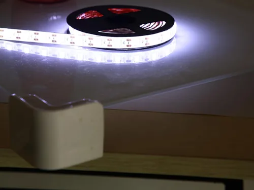 Miniatura 8 de Geekeep - Tira de luces LED a pilas, impermeables, flexibles, tiras de luz LED SMD 5050 con cinta de luz LED (6.56 pies, blanco frío)