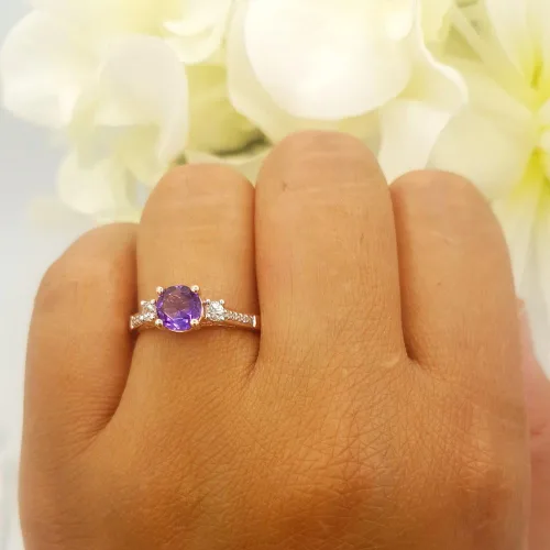 Miniatura 6 de Dazzlingrock Collection Anillo de compromiso de 3 piedras preciosas redondas de 10 quilates y diamantes para mujer, oro rosa