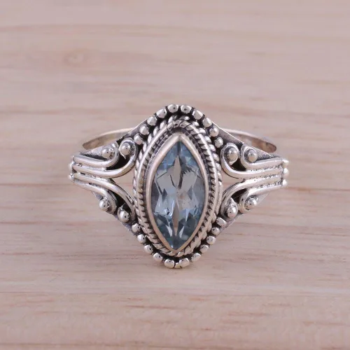 Miniatura 2 de NOVICA Anillo hecho a mano de plata de ley 925 con topacio azul de una sola piedra de la India, piedra natal de cóctel 'Morning Luxury