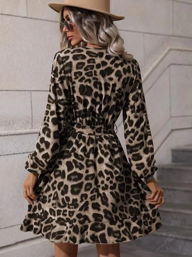 Miniatura 2 de WDIRARA Vestido corto con estampado de leopardo y cuello en V, manga larga, dobladillo con volantes, acampanado, para mujer
