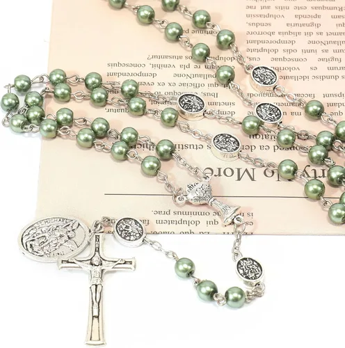Miniatura 7 de Nazareth Store Collar de rosario de perlas de 0.315 in con medalla de San Miguel y centro de mesa de cáliz Rosarios de la Santa Comunión