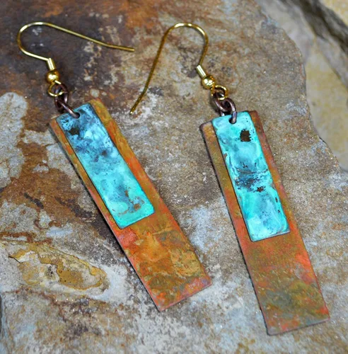 Miniatura 2 de Elaine Coyne Pendientes alargados de rectángulo en estilo bohemio chic con pátina verdigris y pátina terrestre