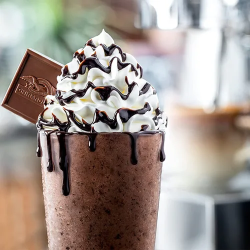 Miniatura 9 de Ghirardelli Salsa de caramelo y chocolate de 16 onzas, 1 de cada botella exprimible (juego de 2) con cuchara de barista estampada Ghirardelli