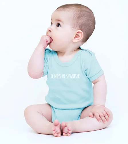 Miniatura 2 de CBTwear Cries in Spanish - Divertida familia bilingüe - Lindo mono de bebé de una pieza para bebé