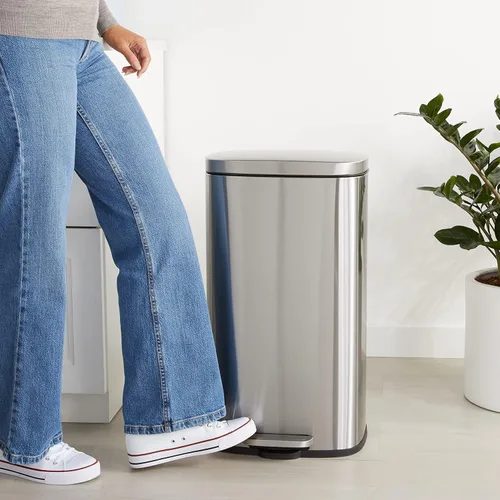 Miniatura 2 de Amazon Basics Cubo de basura mediano, 7.9 galones (30 litros), contenedor rectangular resistente a las manchas con tapa de cierre suave, pedal
