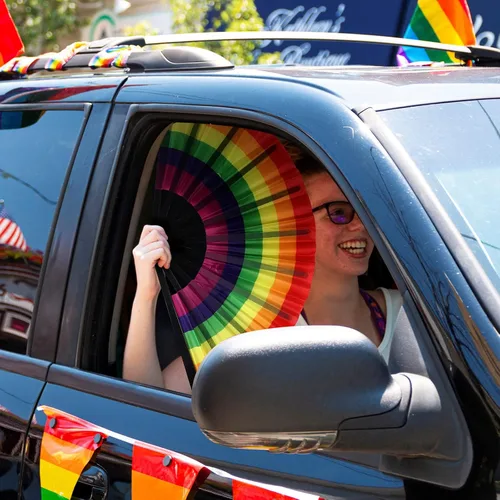 Miniatura 5 de Geetery 6 piezas grandes de mano plegable arco iris para fanáticos gay LGBT, fanáticos del festival orgullo arco iris para mujeres y hombres, fiesta