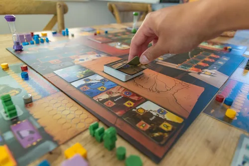 Miniatura 6 de Stonemaier Games: Péndulo por Travis P Jones Un juego de mesa de estrategia de colocación de trabajadores, optimización del tiempo El tiempo es