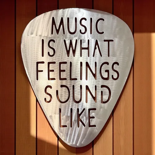 Miniatura 3 de Top Brass Arte de pared jumbo de metal con púa de guitarra de 16 pulgadas, cita "Music Is What Feelings Sound Like", decoración de pared de acero