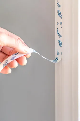 Miniatura 5 de Duck Brand Cinta para kit de ventana con dispensador recargable, cinta de doble cara con fuerte adhesión para uso con cinta de aislamiento