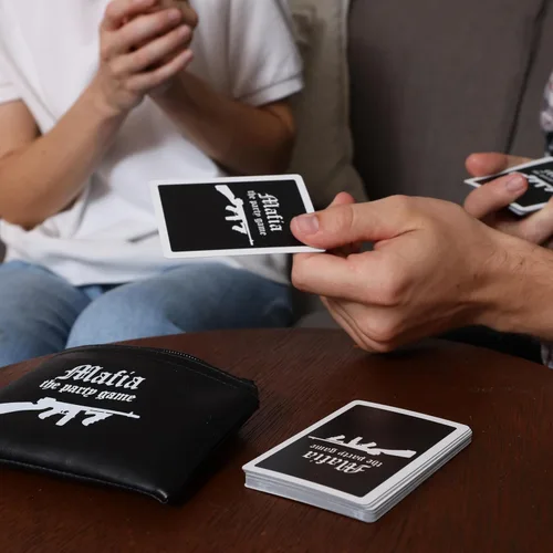 Miniatura 3 de Apostrophe Games Mafia El Juego de Fiesta – Juego de Mentiras, Engaños y Bluff – 38 Tarjetas de Rol, Juego de Cartas para Adultos y Adolescentes