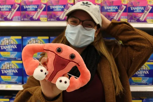 Miniatura 8 de GIANT MICROBES Juguete de peluche de útero, regalos de histerectomía, conciencia de endometriosis, regalos feministas, regalo de fertilidad, regalo