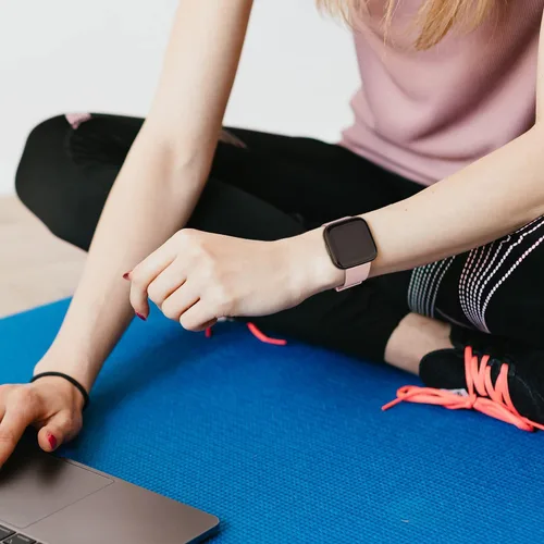 Miniatura 6 de Paquete de 6 correas para reloj inteligente Fitbit Versa 2, pulseras deportivas clásicas suaves de repuesto para mujeres y hombres