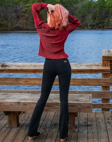 Miniatura 4 de roswear Pantalones de mezclilla elásticos de moda para mujer, tiro medio, corte de bota, con curvas