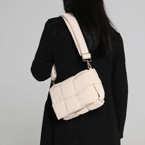 Miniatura 3 de NAARIIAN Bolso de hombro acolchado de nailon tejido bolso cruzado de diseñador engaña a las mujeres bolso de plumón