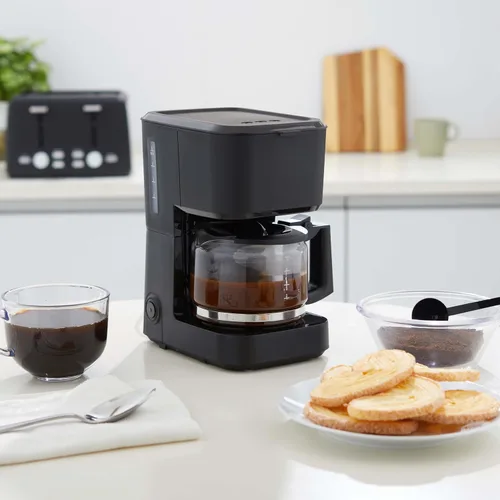 Miniatura 7 de Amazon Basics Cafetera de goteo de 5 tazas, cafetera con jarra de café de vidrio (0.8 Qt), apagado automático, pausa automática, cesta de filtro